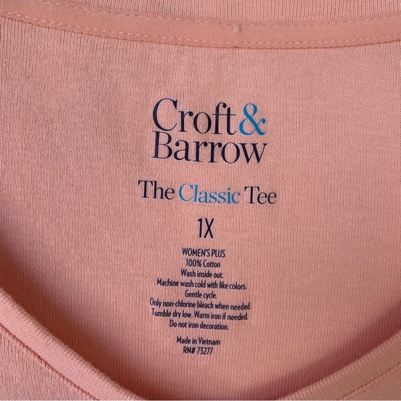 Croft & Barrow (1X) Women’s Plus Flamingo, V-Neck, Short Sleeve Classic Tee - Picture 3 of 4